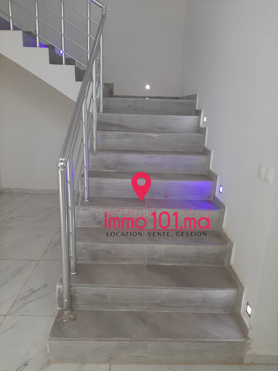 Location local commercial showroom à Ain El Aouda ZLLC108